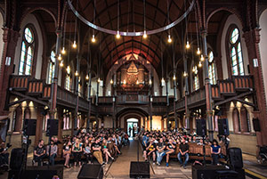 Publikum im Kirchenschiff innen