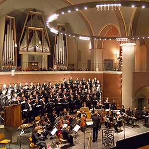 Chor und Orchester während einer Aufführung