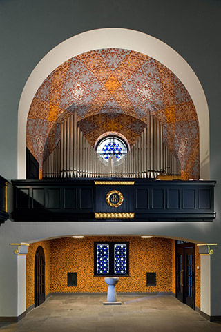 Inneraum mit Orgel und Taufbecken