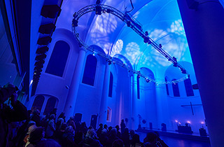 Kreuzeskirche Innenansicht mit Lichtperformance