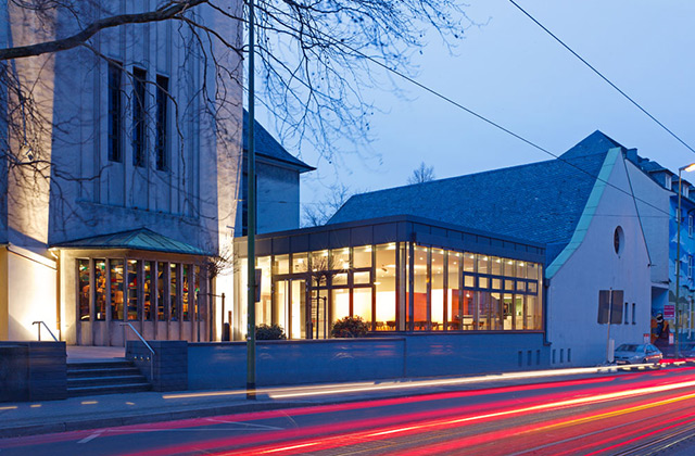 Cafe Forum vor dem Kunstraum Notkirche